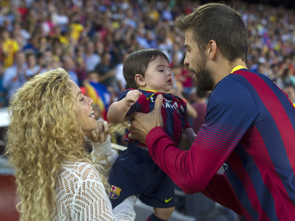 Shakira con su hijo Milan alentando a Piqué en 2013
